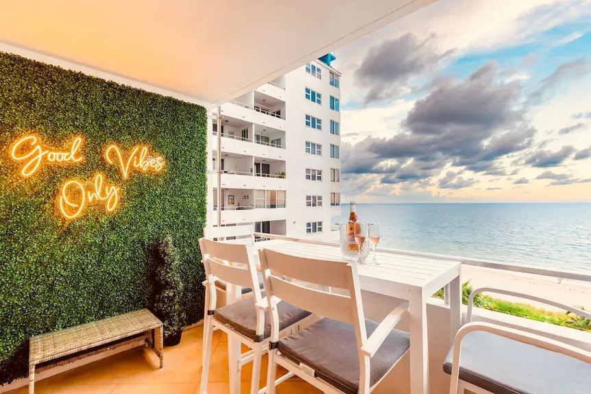 Beachfront Escape, Pool & Stunning Beach Views! - Fort Lauderdale 
