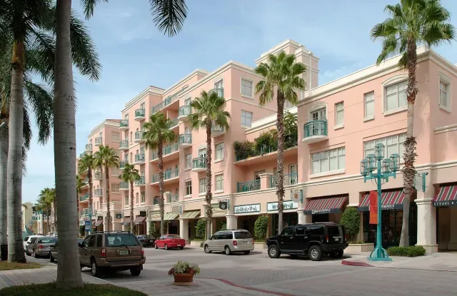Downtown & Mizner Park Area: Walkability and Everyday Convenience