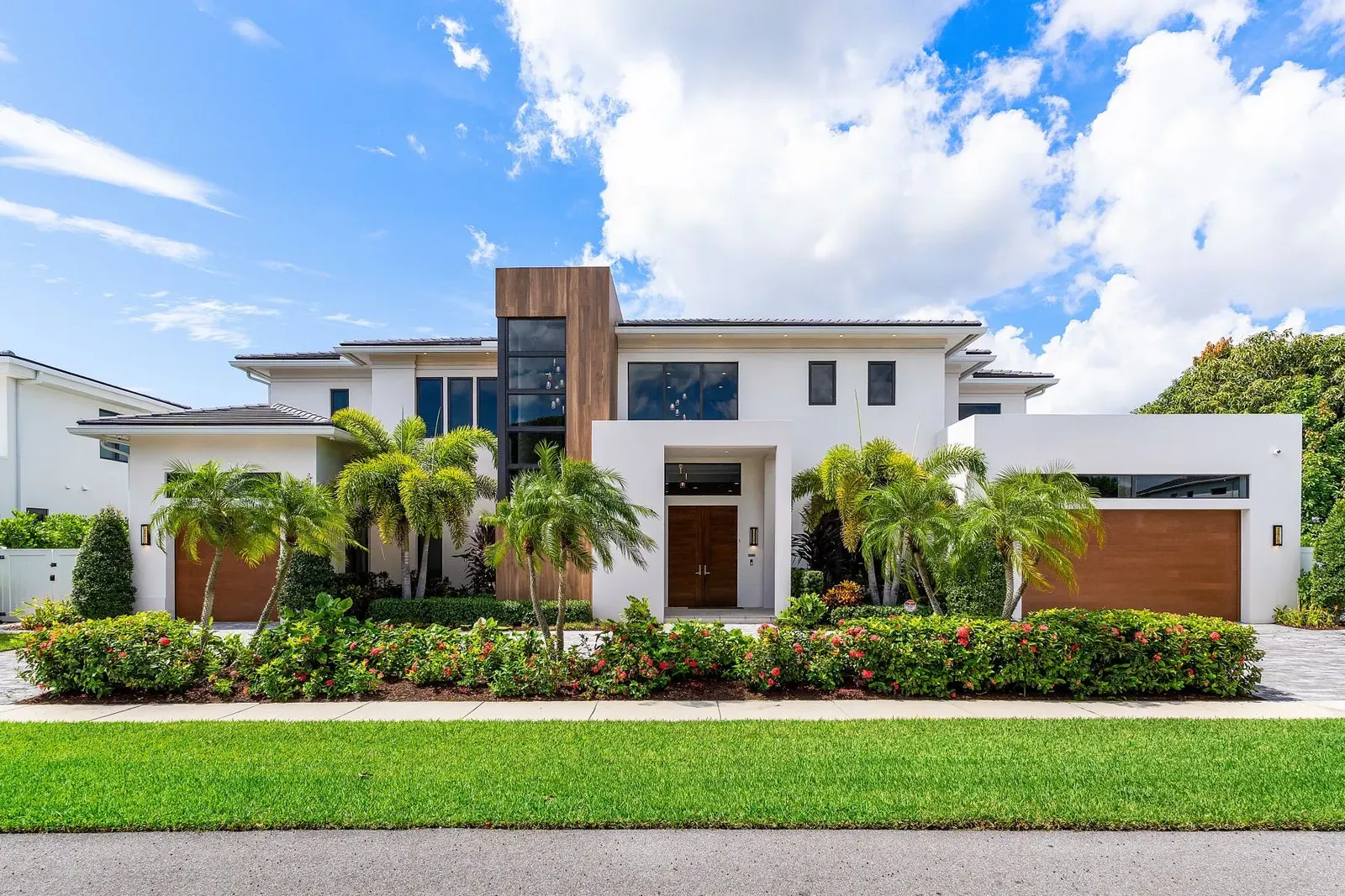 Single-Family Homes in Premium Communities Under Traditional Mega-Estate Pricing in Boca Raton
