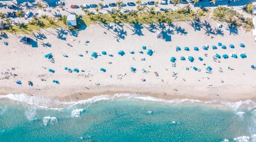 Vibrant Beach Scene: Deerfield Beach’s “Blue Wave” Appeal