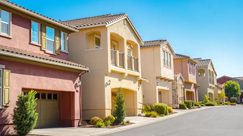 Deerfield HOA Townhouse: Flexibility with Friction