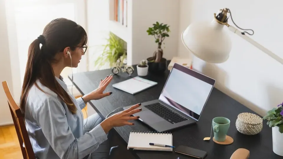 Choosing a Rental with a Home Office in Mind: Light, Space, and Internet