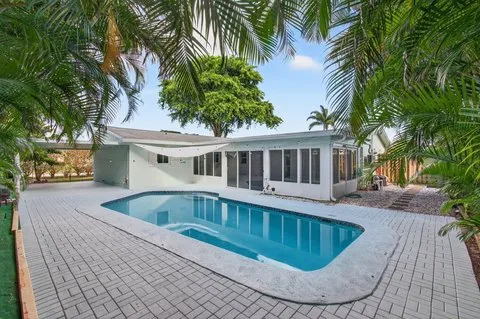 Condos and Townhome Communities in Boca and Deerfield: Who Pays for Lawn and Pool Care
