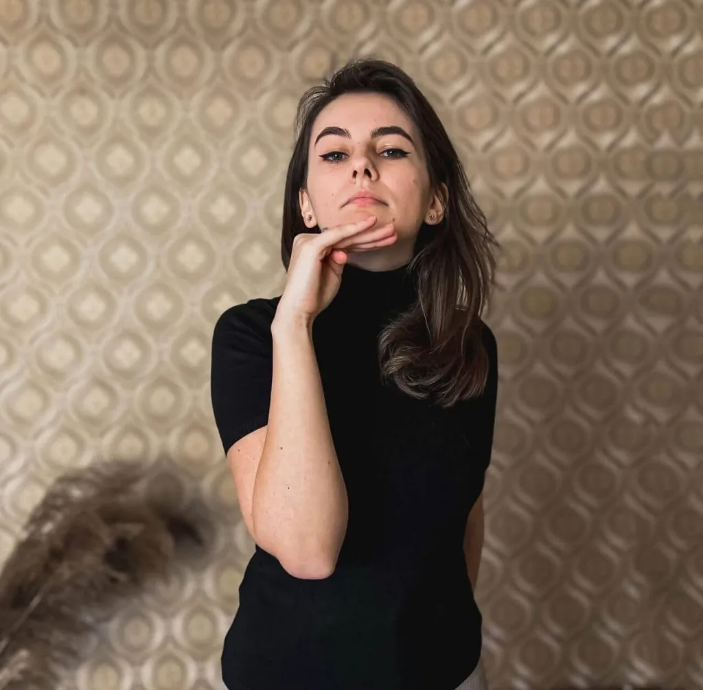  The "Chin Flick" in France: A Gesture That Says It All
