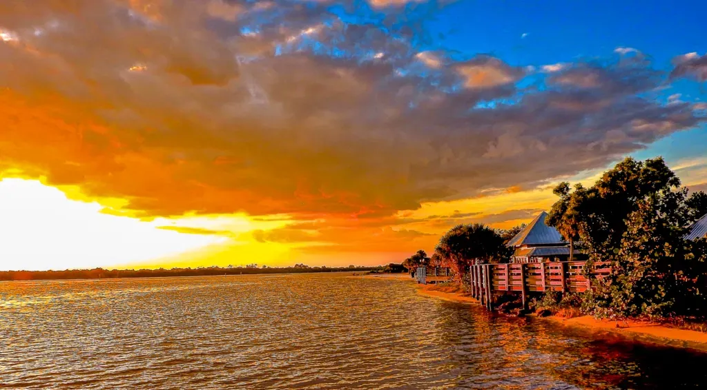 How Living in Florida Slowly Changes Your Day: Morning Light, Work, and Evenings by the Water